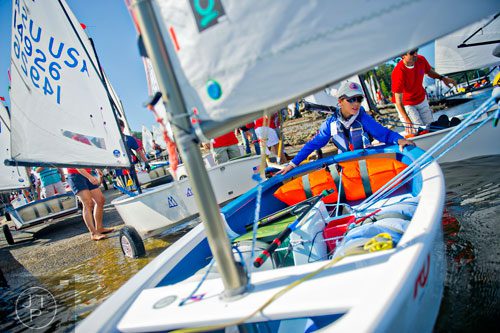 Mateo Farina (center) puts his boat in the water during the 2014 USODA Southeast Championship at Lake Allatoona in Acworth on Sunday, September 21, 2014. 