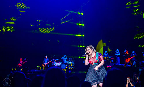 Kelly Clarkson performs on stage at Aaron's Amphitheatre at Lakewood in Atlanta on Thursday, September 10, 2015.   JONATHAN PHILLIPS / SPECIAL