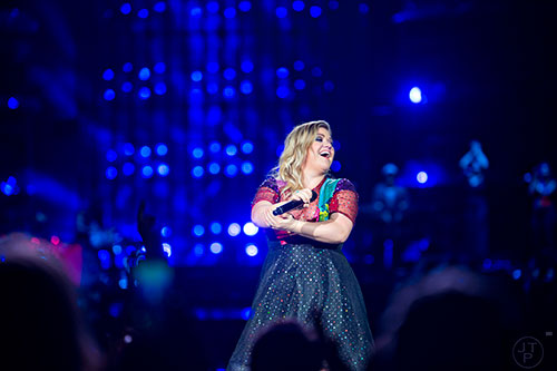 Kelly Clarkson performs on stage at Aaron's Amphitheatre at Lakewood in Atlanta on Thursday, September 10, 2015.   