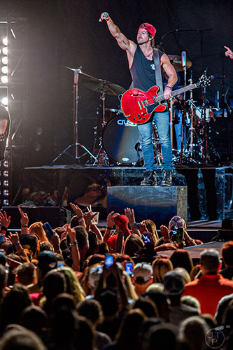 Kip Moore performs on stage at Verizon Wireless Amphitheatre in Alpharetta during the 94.9 The Bull's Big Country Fan Jam on Saturday, September 19, 2015.   