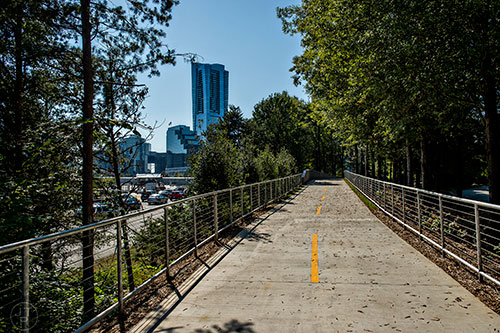 The PATH 400 trail overlooks Lenox Rd. as it winds along the highway in Buckhead.
