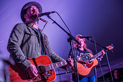 Kristian Bush and Emily Saliers perform during the Wire & Wood Songwriters Festival in Alpharetta on Saturday, October 8, 2016.